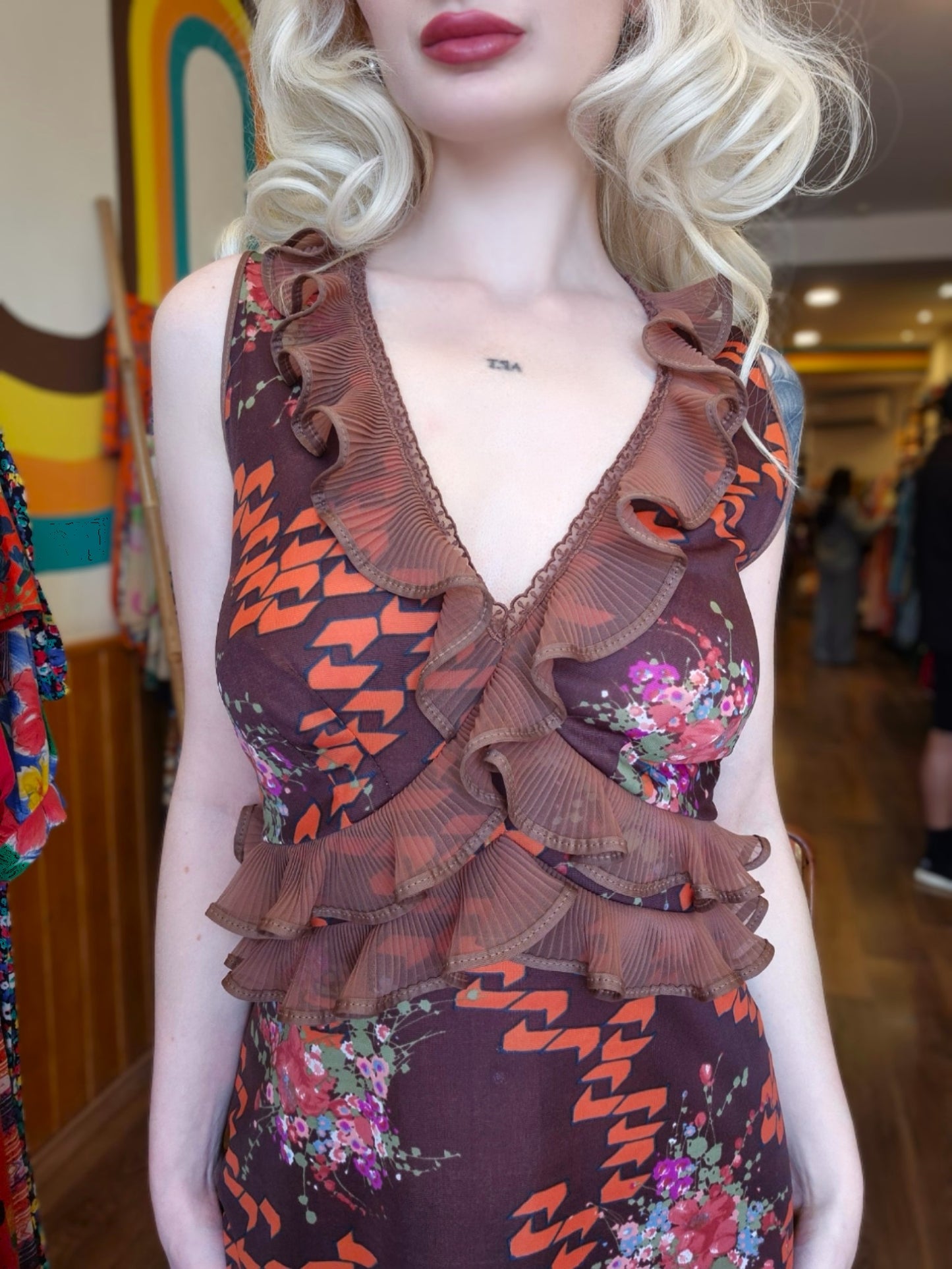 Vintage 70s Brown Floral Ruffle Dress – Boho Midi Dress | Retro Sleeveless V-Neck | Festival & Summer Style