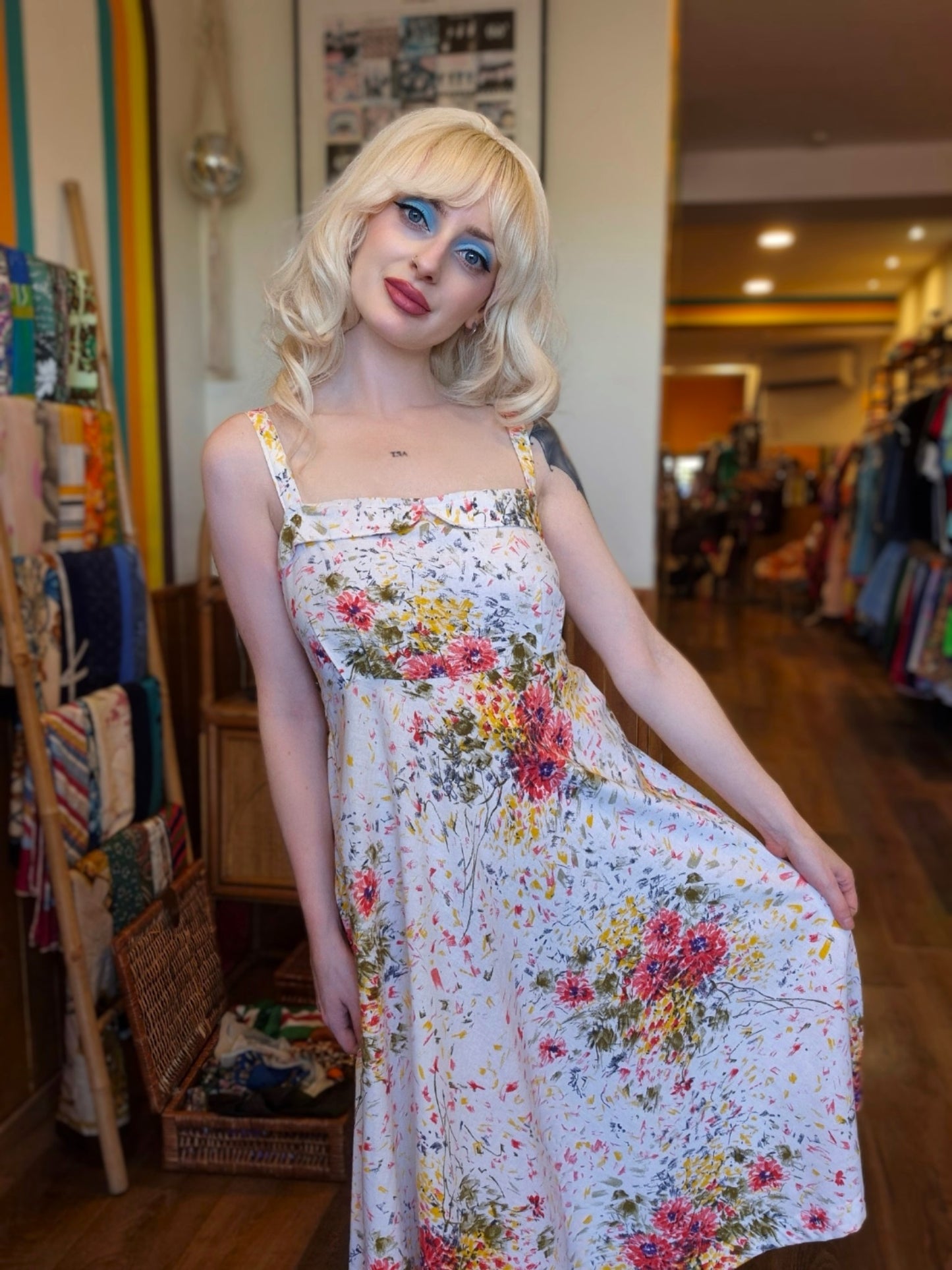 Vintage 70s White Floral Sundress – Retro Summer Midi Dress | Sleeveless Fit & Flare | Cottagecore & Festival Style